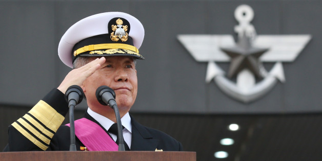 서울 용산구 국방부 대연병장에서 열린 합참의장 이취임식에서 전임 최윤희 합참의장이 거수 경례를 하고 있다. 2015.10.7