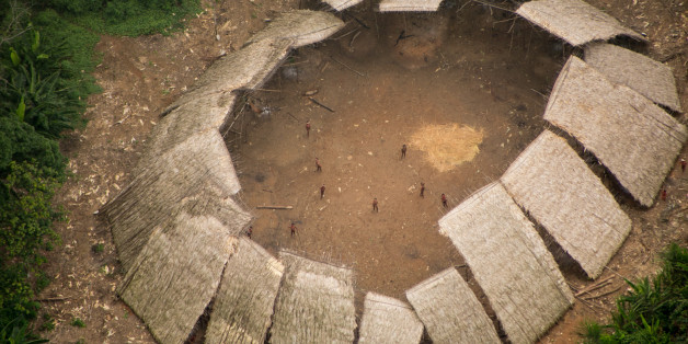 Die Luftaufnahme zeigt ein Gemeinschaftshaus (Yano) der indigenen Gemeinde im brasilianischen Amazonasgebiet.