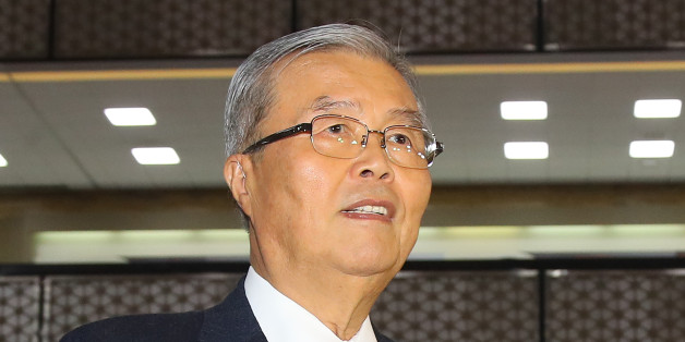 더불어민주당 김종인 전 비대위 대표가 14일 오후 국회에서 열린 긴급 의원총회에 입장하고 있다.