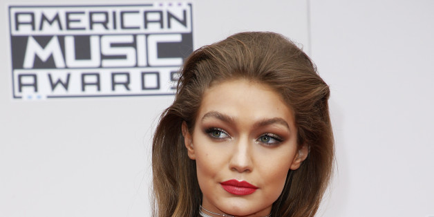 American Music Awards 2016: Gigi Hadid tente une imitation de Melania Trump pour lancer la soirée