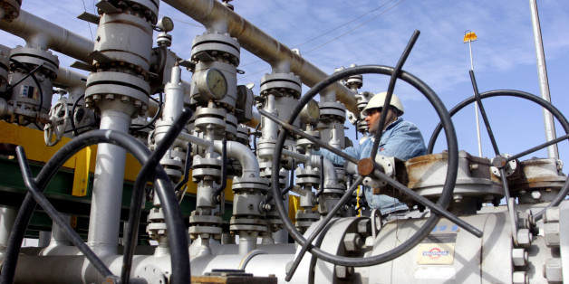 A worker checks the valves at Al-Sheiba oil refinery in the southern Iraq city of Basra, January 26, 2016. REUTERS/Essam Al-Sudani/File Photo