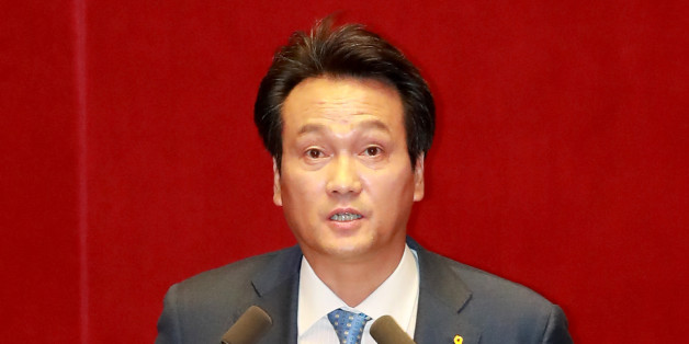 더불어민주당 안민석 의원이 11일 국회 본회의장에서 '최순실 게이트'의 진상을 규명하기 위한 긴급현안질문을 하고 있다.