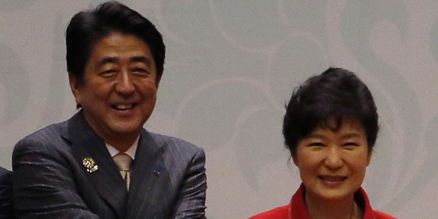 (L to R) Japan's Prime Minister Shinzo Abe, South Korea's President Park Geun-Hye, Myanmar's President Thein Sein and China's Premier Li Keqiang hold hands as they pose for a family photo before the ASEAN Plus Three Summit during the 25th ASEAN Summit in Naypyitaw November 13, 2014. REUTERS/Soe Zeya Tun (MYANMAR - Tags: POLITICS)