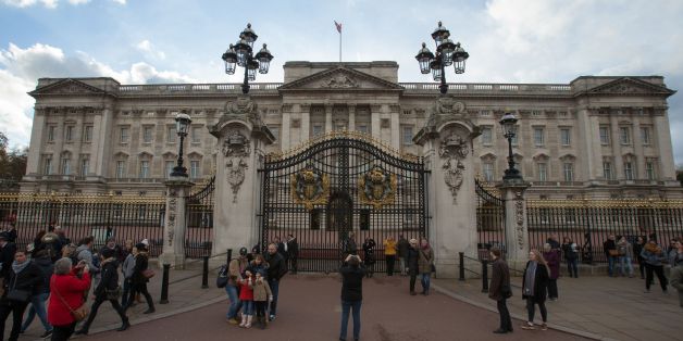Tourists take pictures outside Buckingham Palace in central London in November 18, 2016.Officials have said that the palace is to undergo a major ten year refurbishment, costing more than £360 million. / AFP / Daniel LEAL-OLIVAS (Photo credit should read DANIEL LEAL-OLIVAS/AFP/Getty Images)