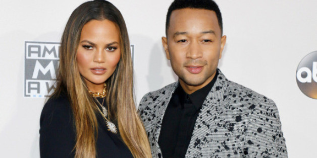 Chrissy Teigen und ihr Ehemann John Legend auf dem roten Teppich der American Music Awards