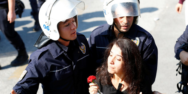 "Sie traten mir gegen die Beine und schrien mich an": Deutscher Tourist von türkischen Polizisten misshandelt