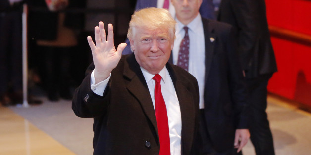 U.S. President elect Donald Trump reacts to a crowd gathered in the lobby of the New York Times building after a meeting in New York, U.S., November 22, 2016. REUTERS/Lucas Jackson