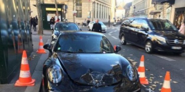 Il gare mal sa Porsche, elle se fait exploser par les démineurs