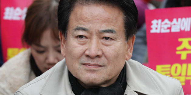 국민의당 정동영 의원이 10일 오후 서울 여의도 국민은행 앞에서 열린 개성공단 부당한 폐쇄 결정에 비선실세 최순실 관여 의혹 제기 등 규탄 및 피해보상 촉구집회에 참석, 발언을 경청하고 있다.