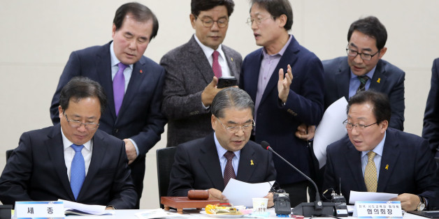 24일 정부세정컨벤션센터에서 열린 전국시도 교육감협의회에 참석한 교육감들이 정부의 역사교과서 국정화 추진을 규탄하는 성명을 발표하고 있다.