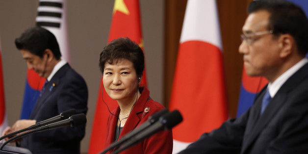South Korean President Park Geun-hye, center, looks at Chinese Premier Li Keqiang, right, as Japanese Prime Minister Shinzo Abe stands by during a news conference after trilateral summit at the Presidential Blue House in Seoul, South Korea, Sunday, Nov. 1, 2015. The leaders of South Korea, China and Japan met Sunday for their first summit talks in more than three years as the Northeast Asian powers struggle to find common ground amid bickering over history and territory disputes. (Kim Hong-Ji/Po
