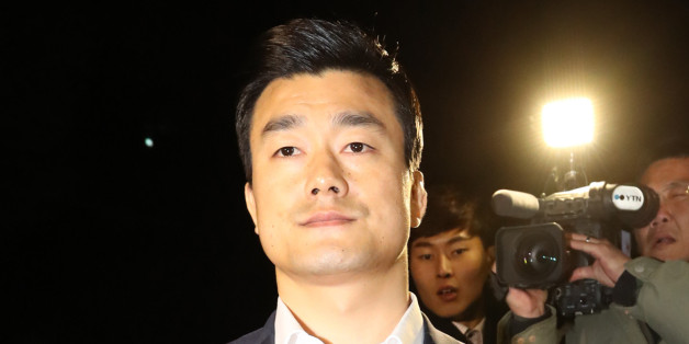 이영선 전 청와대 행정관이 서울 서초동 검찰 특별수사본부에서 참고인 신분으로 조사를 받은 10월 30일 새벽 귀가하고 있다.