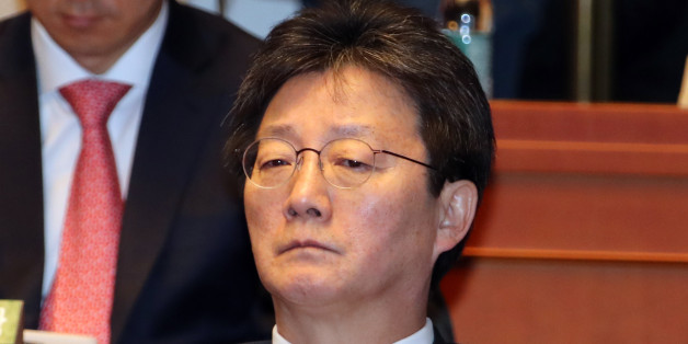 새누리당 유승민 의원이 25일 오전 국회에서 열린 의원총회에서 정진석 원내대표의 발언을 듣고 있다.