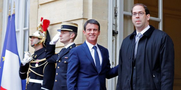Tunisia's Prime Minister Youssef Chahed (R) is welcomed by French counterpart Manuel Valls at the Hotel Matignon in Paris, November 9, 2016. REUTERS/Jacky Naegelen