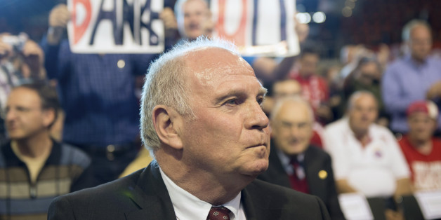 Pöbelei vor Hoeneß-Wiederwahl: Fans stehen buhend vor der Halle