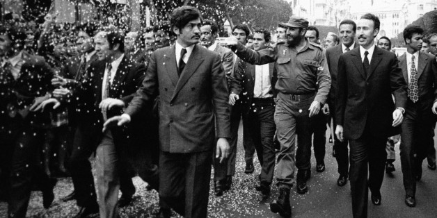 ALGER, ALGERIE - 14 MAI: En visite officielle en Algerie, le Premier ministre cubain Fidel Castro accompagne du Colonel Boumediene traverse la ville a pied, le 14 mai 1972 a Alger, Algerie. (Photo by Keystone-France\Gamma-Rapho via Getty Images)