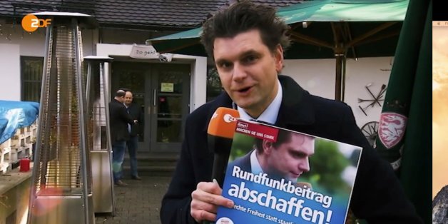"Heute Show"-Außenreporter Lutz van der Horst vor dem Parteitag der AfD Bayern