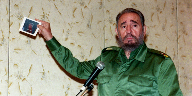 Cuba's President Fidel Castro shows a photograph of Cuban anti-Castro activist Luis Posada Carriles while addressing the media in Panama City in this November 18, 2000 file photograph. Carriles, a former CIA operative and one of the two anti-Castro Cuban exiles accused of plotting a bomb attack from Caracas, has been held in Texas since May, 2005 for illegally sneaking into the United States. But Havana expects the man it labels "Latin America's bin Laden" to soon walk free because he has become a political hot potato for the Bush administration. Picture taken November 18, 2000. REUTERS/Prensa Latina (PANAMA)