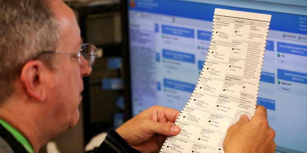 Ein Mitarbeiter einen Wahllokals prüft einen Stimmzettel während der US-Wahl 2016