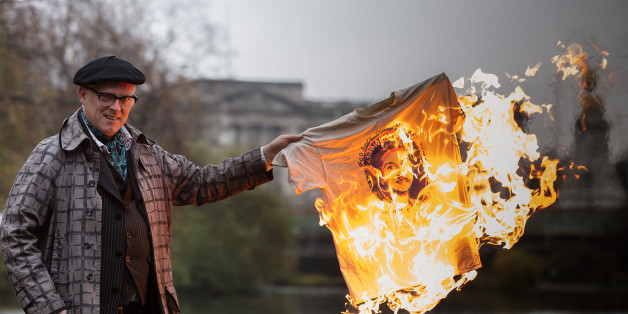 Joe Corré verbrannte am 21. November nahe des Buckingham Palace eine T-Shirt der Sex-Pistols