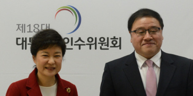 안종범 전 청와대 정책조정수석은 2005년부터 박근혜 대통령 만들기에 나섰다. 2012년 대선 때는 공약을 총괄하는 국민행복추진위원회 실무추진단을 만드는 등 핵심적인 역할을 했다. 2013년 1월6일 당시 안종범 의원이 박근혜 대통령 당선자로부터 대통령직인수위 고용·복지분과위원 임명장을 받고 포즈를 취하고 있다.