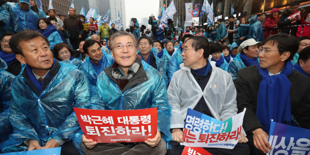 문재인 더불어민주당 전 대표(가운데)와 박원순 서울시장, 안희정 충남지사 등 참석자들이 26일 오후 서울 중구 청계광장에서 열린 더불어 민주당 박근혜 대통령 퇴진 결의대회에서 구호를 외치고 있다.