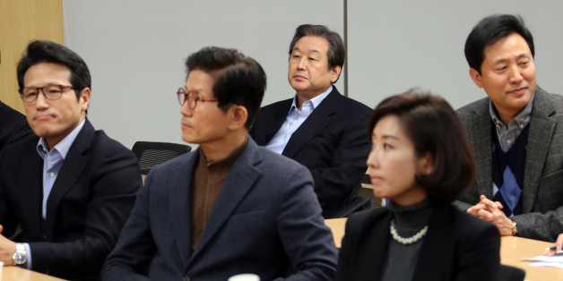 새누리당 김무성 전 대표가 27일 오후 국회 의원회관에서 열린 새누리당 비상시국회의 총회에 참석하고 있다. 정병국 의원(왼쪽부터), 김문수 전 경기지사, 김 전 대표, 나경원 의원, 오세훈 전 서울시장.