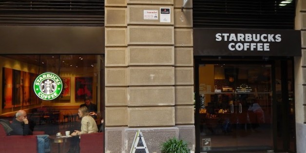 Il trouve une caméra cachée dans les toilettes d'un Starbucks