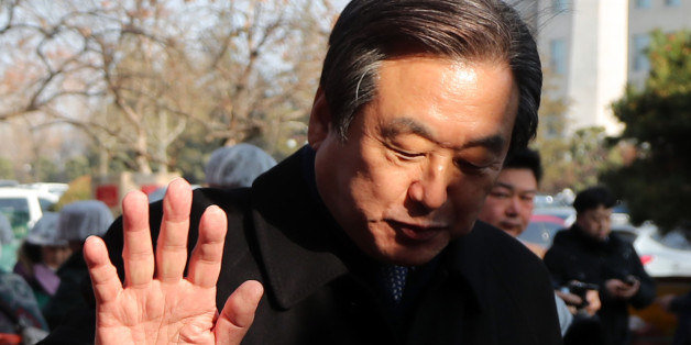 새누리당 김무성 전 대표가 28일 오전 국회 후생관 앞에서 열린 한국근우회 주최 '사랑의 김치 나누기' 행사에서 봉사자들이 김치를 계속해서 건네자 손사래를 치고 있다.
