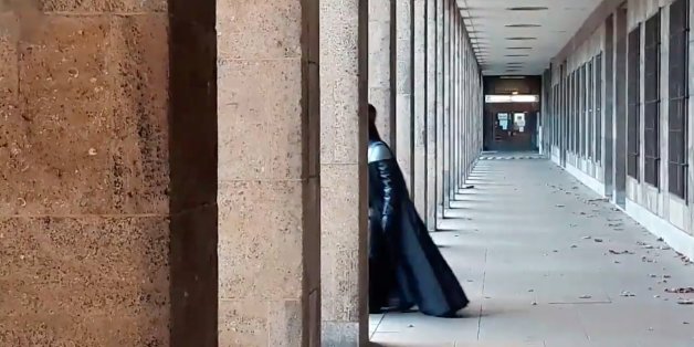 Die Berliner Polizei sucht einen Mann, der vielen Menschen bekannt vorkommen dürfte