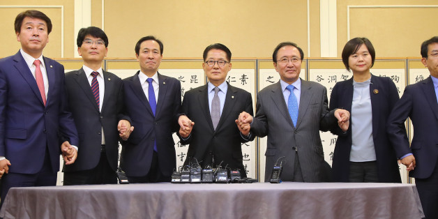 박근혜 대통령이 3차 대국민 담화를 발표한 29일 오후 국회에서 만난 야 3당 원내대표들과 원내부대표단이 회담 전 악수하고 있다. (오른쪽부터) 정의당 김종대 원내대변인, 이정미 원내수석부대표, 노회찬 원내대표, 국민의당 박지원 비상대책위원장 겸 원내대표, 더불어민주당 우상호 원내대표, 박완주 원내수석부대표, 기동민 원내대변인, 국민의당 김명진 원내대표 비서실장.