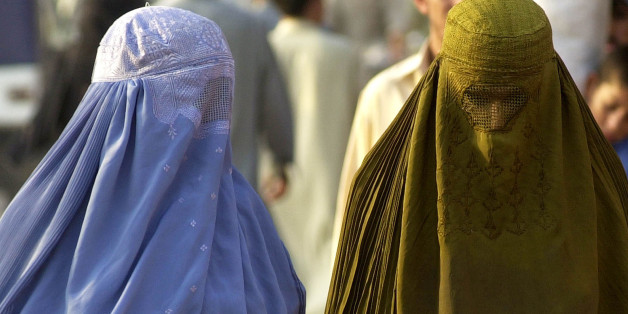 Zwei Burka-Trägerinnen in Pakistan