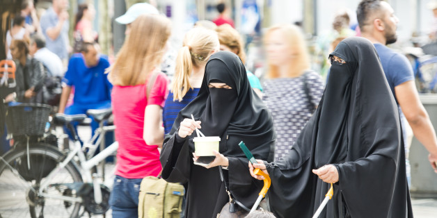 Zwei Frauen in Burkas in der Frankfurter Innenstadt