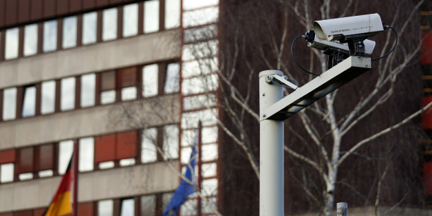 Eine Videokamera vor dem Gebäude des Verfassungsschutz in Köln