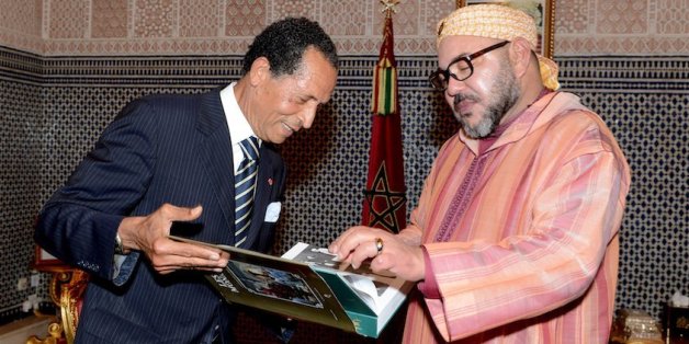 Le photographe Mohamed Maradji présente au roi Mohammed VI son dernier livre "Les trois monarques, l’histoire par la photographie", 7 novembre 2016