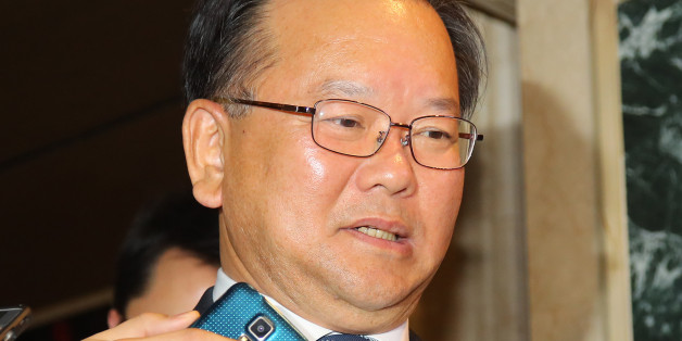 더불어민주당 김부겸 의원이 추미애 대표와 새누리당 김무성 전 대표가 1일 오전 탄핵관련 긴급회동을 갖고 있는 여의도 한 호텔에서 조찬 모임을 하고 나오다 취재진을 만난 뒤 인터뷰를 고사하고 있다.