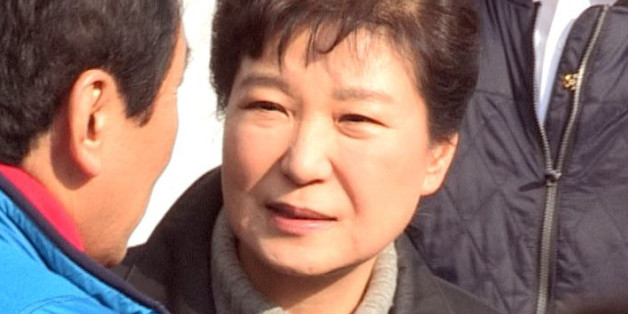 박근혜 대통령이 1일 오후 큰 화재가 난 대구 중구 서문시장을 방문해 관계자와 이야기하고 있다.