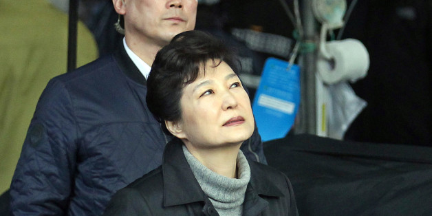 박근혜 대통령이 1일 큰 화재가 발생한 대구 서문시장을 방문, 피해 현장을 둘러보고 있다.