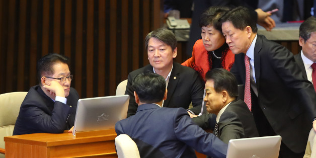 국민의당 박지원 비상대책위원장과 안철수 전 상임공동대표를 비롯한 의원들이 1일 오후 국회에서 열린 본회의 도중 대화하고 있다.
