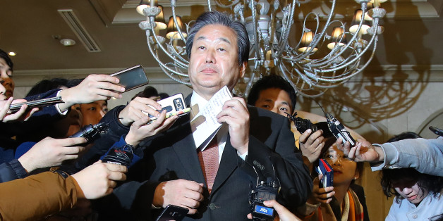 새누리당 비주류 모임인 비상시국회의를 이끌고 있는 김무성 전 대표가 1일 오전 서울 여의도 한 호텔에서 더불어민주당 추미애 대표와 탄핵관련 긴급회동 마친 뒤 질문에 답하기 위해 메모를 꺼내고 있다.