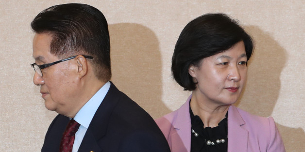더불어민주당 추미애 대표(오른쪽), 국민의당 박지원 비상대책위원장 겸 원내대표가 1일 오후 국회에서 열린 야3당 대표 회동에 앞서 인사를 나눈뒤 자리로 향하고 있다.
