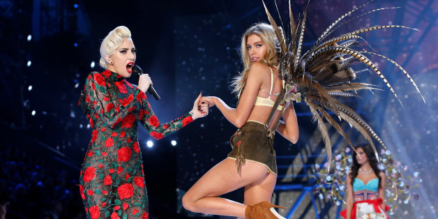 Musician Lady Gaga performs with model Stella Maxwell during the 2016 Victoria's Secret Fashion Show at the Grand Palais in Paris, France, November 30, 2016. REUTERS/Charles Platiau FOR EDITORIAL USE ONLY. NOT FOR SALE FOR MARKETING OR ADVERTISING CAMPAIGNS