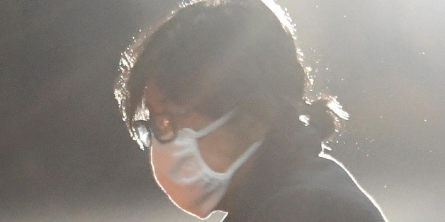 Choi Soon-Sil (L), the woman at the heart of a lurid political scandal engulfing South Korea's President Park Geun-Hye is escorted following her formal arrest, from the Central District Court in Seoul on November 3, 2016. A snowballing political scandal moved closer to embattled South Korean President Park Geun-Hye, with her newly nominated prime minister warning she could face a probe, hours after prosecutors detained a former presidential aide. / AFP / KOREA POOL / KOREA POOL (Photo cre