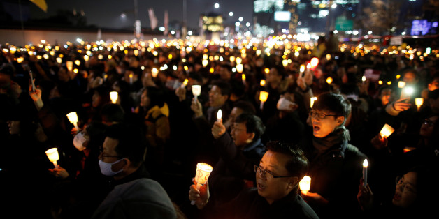 People march toward the Presidential Blue House during a protest calling for South Korean President Park Geun-hye to step down in central Seoul, South Korea, December 3, 2016. REUTERS/Kim Hong-Ji