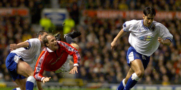 Manchester United's Dutch player Jordi Cruyff (2L) is tackled by first division club Bury's Dean Barrick (L) with team mate Andy Woodward October 28. The game at Old Trafford is part of the Worthington Cup.DC