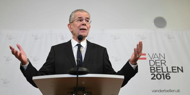 Austrian Presidential candidate Alexander Van der Bellen makes a press statement in Vienna on December 4, 2016.
Austrian far-right candidate Norbert Hofer on Sunday congratulated his opponent in presidential elections after projections indicated that he had lost.
/ AFP / APA / HELMUT FOHRINGER / Austria OUT (Photo credit should read HELMUT FOHRINGER/AFP/Getty Images)