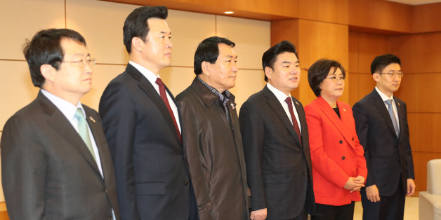 원유철 의원을 단장으로 하는 새누리당 방미특사단이 도널드 트럼프 정권의 인수위원회와 공화당 주요인사들과 연쇄 면담을 위해 5일 오전 인천공항으로 출국하기에 앞서 방미 의미를 설명하고 있다. ⓒ연합뉴스