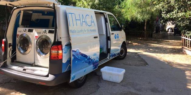 Vier junge Griechen haben den mobilen Waschsalon Ithaca Laundry für Obdachlose ins Leben gerufen