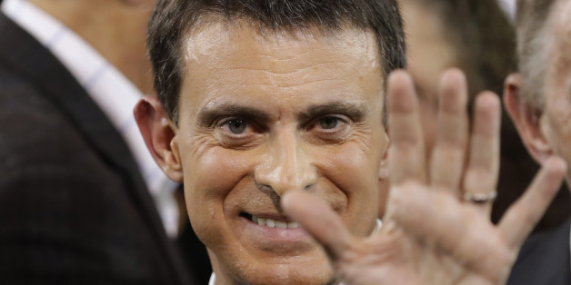 French Prime Minister Manuel Valls waves at the end of a news conference where he announced that he is a candidate for next year's French presidential election, at the town hall in Evry, near Paris, France, December 5, 2016. REUTERS/Christian Hartmann