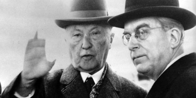 ** ARCHIV ** Bundeskanzler Konrad Adenauer vor dem Abflug nach Canabbia mit Staatssekretaer Hans Globke am 13. Maerz 1961. Deutsche und amerikanische Geheimdienste wussten schon 1958, dass der NS-Kriegsverbrecher Adolf Eichmann in Argentinien lebte. Doch wurde dem Hinweis nicht nachgegangen, aus Sorge, Eichmann koennte ueber Hans Globke auspacken - der Verfasser eines Kommentars zu den Nuernberger Rassengesetzen im Dritten Reich war damals Staatssekretaer unter Bundeskanzler Konrad Adenauer und half den USA bei ihren antikommunistischen Aktivitaeten in Westdeutschland. Das geht aus US-Dokumenten vor, die die CIA jetzt freigeben musste. (AP Photo)